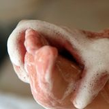 Reinigen Sie Ihre Füße täglich mit einer milden, rückfettenden Seife oder Waschlotion. Das Wasser sollte lauwarm sein (30 bis 35 Grad Celsius). Prüfen Sie die Temperatur mit der Hand. Fußbäder sollten nicht länger als fünf Minuten dauern. Ist Ihr Fuß verletzt, sollten Sie aufs Bad verzichten