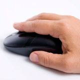 Mut zur Trennung! Wenn Sie das Gefühl haben, dass Ihr Arbeitsgerät Ihrem Rücken nicht bekommt, wechseln Sie es aus. Es gibt inzwischen ungezählte ergonomische Mäuse und Tastaturen, probieren Sie aus, mit welchen Sie am besten zurechtkommen