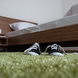 Das Bettgestell sollte genug Luft an die Matratze lassen und auf keinen Fall gepolstert sein, um nicht noch bessere Lebensbedingungen für Milben zu schaffen