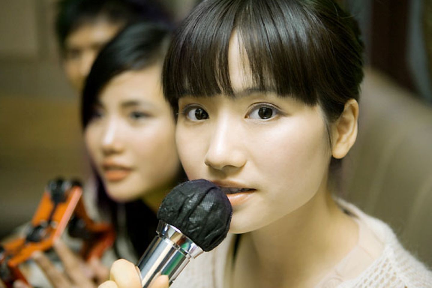 "Mit diesem Mikrofon klingen Sie wie Darth Vader"    "Luke, ich bin dein Vater!" Wer diesen oder andere epochale Sätze der Filmgeschichte einmal stilecht nachsprechen möchte, kann auf genügend Soft- und Hardware zurückgreifen, die die eigene Stimme angeblich für den bestmöglichen Effekt verzerrt. Leider klingt man damit weniger wie oben zitierter Darth Vader, sondern eher so, als hätte man zum Frühstück eine Maxi-Packung Schmirgelpapier geschluckt