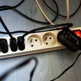 Vom An-und-Aus-Schalter bei Mehrfachsteckern sollten Haushalte jetzt lieber Gebrauch machen. Fünf Prozent mehr kostete Strom für Haushalte März 2008 im Vergleich zum Vorjahr