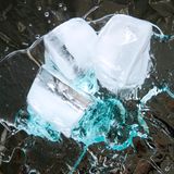 Kältepacks helfen meist nicht. Beim Angioödem gelangt viel Flüssigkeit ins Gewebe. Kälte vermindert zwar die Durchblutung und verhindert, dass noch mehr Wasser austritt. Der Rückgang der Schwellung dauert dann trotzdem allerdings noch bis zu zwei Tage