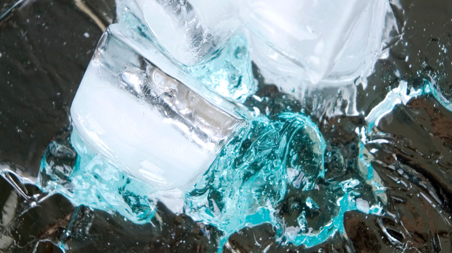 Kältepacks helfen meist nicht. Beim Angioödem gelangt viel Flüssigkeit ins Gewebe. Kälte vermindert zwar die Durchblutung und verhindert, dass noch mehr Wasser austritt. Der Rückgang der Schwellung dauert dann trotzdem allerdings noch bis zu zwei Tage