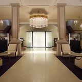 Die Steinhalle im Kernbau: Der historische Zuschnitt blieb erhalten, aber die gesamte Innenausstattung des Dolders Grand wurde von der Firma United Designers aus London neu entworfen