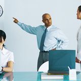 Verspätung im Büro melden    Wer kennt das nicht: Da verpasst man die S-Bahn oder steckt im Stau und schon kommt man zu spät ins Büro. Die meisten Chefs haben dafür Verständnis, erwarten jedoch, dass man sie über Verspätung rechtzeitig informiert. Doch wie soll man im Büro anrufen, wenn man an der Haltestelle wartet oder im Stadtverkehr feststeckt?