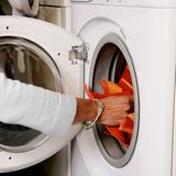 Leistungskomplex 13: Wechseln und Waschen der Wäsche und Kleidung    Punkte: 400  Preis (bei Punktwert 0,0419 Euro): 16,76 Euro  Zeitkorridor:  Umfang: Wechseln der Wäsche, Pflege der Wäsche und Kleidung (z.B. bügeln und ausbessern), Einräumen der Wäsche, i.d.R. ein Mal wöchentlich, bei Harn- oder Stuhlinkontinenz und hochgradiger Verwirrtheit höchstens ein Mal täglich