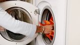 Leistungskomplex 13: Wechseln und Waschen der Wäsche und Kleidung    Punkte: 400  Preis (bei Punktwert 0,0419 Euro): 16,76 Euro  Zeitkorridor:  Umfang: Wechseln der Wäsche, Pflege der Wäsche und Kleidung (z.B. bügeln und ausbessern), Einräumen der Wäsche, i.d.R. ein Mal wöchentlich, bei Harn- oder Stuhlinkontinenz und hochgradiger Verwirrtheit höchstens ein Mal täglich