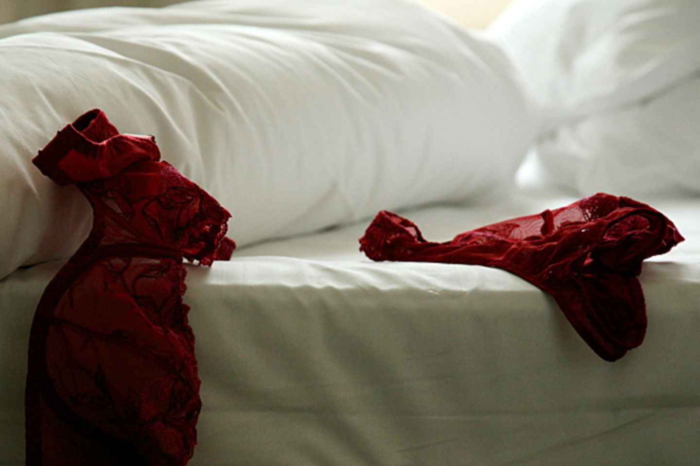 Fotostrecke: Deutscher Durchschnitt Zwölf Prozent aller Leute denken beim Sex an jemand anderem, mit dem sie gerne Sex hätten. 20 Prozent aller Frauen sagen, sie haben noch nie einen Orgasmus vorgespielt. Und das Vorspiel dauert hierzulande im Durchschnitt 18,5 Minuten - und damit exakt eine Minute als der eigentliche Akt Deutscher Durchschnitt    Zwölf Prozent aller Leute denken beim Sex an jemand anderem, mit dem sie gerne Sex hätten. 20 Prozent aller Frauen sagen, sie haben noch nie einen Orgasmus vorgespielt. Und das Vorspiel dauert hierzulande im Durchschnitt 18,5 Minuten - und damit exakt eine Minute als der eigentliche Akt