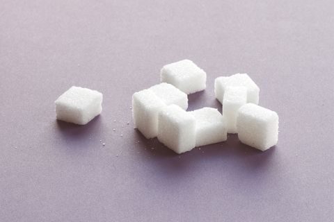 Haushaltszucker besteht aus zwei verschiedenen Zuckerarten: Glukose und Fruktose