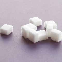Haushaltszucker besteht aus zwei verschiedenen Zuckerarten: Glukose und Fruktose