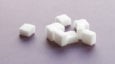 Haushaltszucker besteht aus zwei verschiedenen Zuckerarten: Glukose und Fruktose