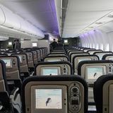 Das Raumwunder  Die Kabine des Super-Airbus ist im Hauptdeck mit 6,5 Metern breiter als das Innere eines Jumbojets. Trotzdem sind die Sitzreihen in der Economy Class wie bei der Boeing 747 in klassischer 3-4-3er-, im hinteren Teil des Oberdecks in 2-4-2er-Bestuhlung angeordnet. Der Platzgewinn von 40 Zentimetern pro Reihe bedeutet mehr Ellenbogenfreiheit