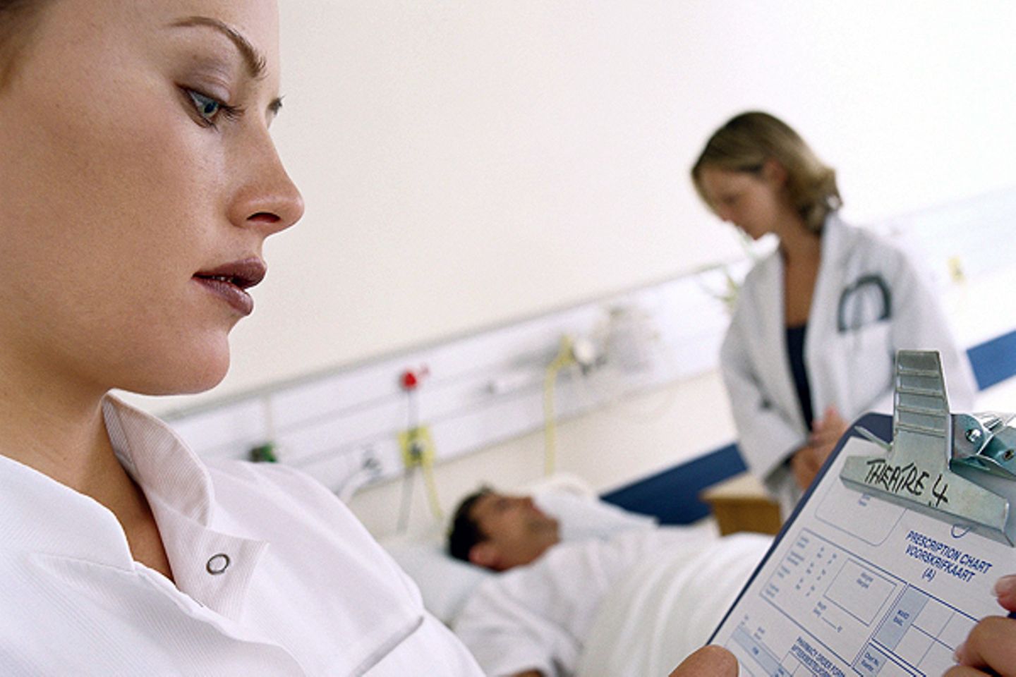 Berufe: Krankenschwester und -pfleger: 1955 Euro Im Krankenhaus geht es nicht so technisch zu wie in einem Zug? Stimmt nicht: Gerade Schwestern und Pfleger müssen genau wissen, was sie tun. Die dreijährige Ausbildung ist anspruchsvoll. Genau wie bei Ärzten wird Anatomie und mehr gelehrt; viele schaffen die Abschlussprüfung nicht. Auch die Verantwortung des Pflegepersonals ist extrem hoch. Wer den kritischen Zustand eines Patienten nicht erkennt, spielt mit Menschenleben. Der Einstiegslohn im öffentlichen Dienst beträgt 1850 Euro plus 105 Euro für eventuellen Dreischichtdienst. Tarife in privaten Häusern können abweichen. Krankenschwester und -pfleger: 1955 Euro Im Krankenhaus geht es nicht so technisch zu wie in einem Zug? Stimmt nicht: Gerade Schwestern und Pfleger müssen genau wissen, was sie tun. Die dreijährige Ausbildung ist anspruchsvoll. Genau wie bei Ärzten wird Anatomie und mehr gelehrt; viele schaffen die Abschlussprüfung nicht. Auch die Verantwortung des Pflegepersonals ist extrem hoch. Wer den kritischen Zustand eines Patienten nicht erkennt, spielt mit Menschenleben. Der Einstiegslohn im öffentlichen Dienst beträgt 1850 Euro plus 105 Euro für eventuellen Dreischichtdienst. Tarife in privaten Häusern können abweichen.