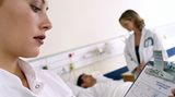 Krankenschwester und -pfleger: 1955 Euro    Im Krankenhaus geht es nicht so technisch zu wie in einem Zug? Stimmt nicht: Gerade Schwestern und Pfleger müssen genau wissen, was sie tun. Die dreijährige Ausbildung ist anspruchsvoll. Genau wie bei Ärzten wird Anatomie und mehr gelehrt; viele schaffen die Abschlussprüfung nicht. Auch die Verantwortung des Pflegepersonals ist extrem hoch. Wer den kritischen Zustand eines Patienten nicht erkennt, spielt mit Menschenleben. Der Einstiegslohn im öffentlichen Dienst beträgt 1850 Euro plus 105 Euro für eventuellen Dreischichtdienst. Tarife in privaten Häusern können abweichen.