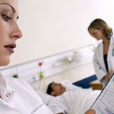 Krankenschwester und -pfleger: 1955 Euro    Im Krankenhaus geht es nicht so technisch zu wie in einem Zug? Stimmt nicht: Gerade Schwestern und Pfleger müssen genau wissen, was sie tun. Die dreijährige Ausbildung ist anspruchsvoll. Genau wie bei Ärzten wird Anatomie und mehr gelehrt; viele schaffen die Abschlussprüfung nicht. Auch die Verantwortung des Pflegepersonals ist extrem hoch. Wer den kritischen Zustand eines Patienten nicht erkennt, spielt mit Menschenleben. Der Einstiegslohn im öffentlichen Dienst beträgt 1850 Euro plus 105 Euro für eventuellen Dreischichtdienst. Tarife in privaten Häusern können abweichen.