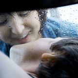 Ebberfelds Meinung nach ist der Kuss nämlich kein Überbleibsel des ursprünglichen Nahrungsaufnahme, bei dem die Mutter dem Kind Speisebrei in den Mund schiebt. Auch die These von Freud, dass Menschen sich dabei unterbewusst an die Zeit erinnern, in der sie als Baby gestillt wurden, hält sie für wenig plausibel