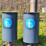 Halten Sie sich draußen von Müllcontainern und Abfallbehältern fern - hier finden sich besonders viele Wespen. Auch am oder im eigenen Haus sollten Sie Mülleimer nie offen herumstehen lassen, sondern verschließen