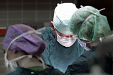 Mediziner haben einen Säugling operiert, der mit einem 1,5-Kilo-Tumor zur Welt gekommen war