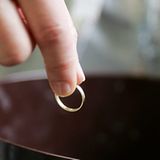 Alte Liebe rostet doch    Wegen ewiger Streitereien ums liebe Geld will der Singapurer Pang Tee Gam sich im stattlichen Alter von 96 Jahren von seiner 25 Jahre jüngeren Frau scheiden lassen. Seine Gattin lege "unvernünftiges Benehmen, Misstrauen und Unverantwortlichkeit" an den Tag, klagte Pang einem Bericht der "The Straits Times" zufolge. Ehefrau Chui Ah Mui weist die Anschuldigungen zurück und bezichtigt ihren Mann im Gegenzug der Bigamie und der Belästigung. Der 96-Jährige hat dem Zeitungsbericht zufolge nicht viel Glück in Eheangelegenheiten. Er habe seine erste Frau in China geheiratet und sich von ihr getrennt, weil sie eine Affäre mit seinem Bruder hatte. Seine zweite Ehe dauerte 24 Jahre - bis seine Frau starb. Die Verbindung mit Chui wurde von Freuden arrangiert, schrieb die "Times" unter Berufung auf eine eidesstattliche Erklärung des Mannes. Die beiden heirateten 1982