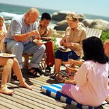 "Die arbeitslose Biene erkennt man daran, dass sie aus den Blüten trinkt, statt für den Staat zu sammeln. Sie hat nichts Besseres zu tun und wird so dick. Die arbeitslose Ameise beißt arglose Picknicker, da diese dann unter Garantie vor Schreck ein paar Krümel für sie fallen lässt. So sichert sich so ihr Überleben", vermutet Anna K., Bonn