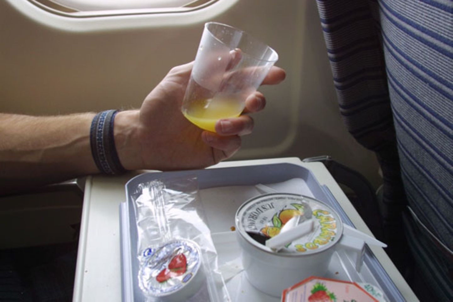 Essen und Trinken    Gibt es bei vielen Billigfliegern nur gegen Aufpreis. Versorgen Sie sich stattdessen selbst mit einem Snack. Getränke gibt es im Duty-Free-Bereich. Das ist oft billiger. Ausnahme: Alkohol. Den gestatten die Airlines im Allgemeinen nur aus ihrer Bordbar