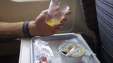 Essen und Trinken    Gibt es bei vielen Billigfliegern nur gegen Aufpreis. Versorgen Sie sich stattdessen selbst mit einem Snack. Getränke gibt es im Duty-Free-Bereich. Das ist oft billiger. Ausnahme: Alkohol. Den gestatten die Airlines im Allgemeinen nur aus ihrer Bordbar