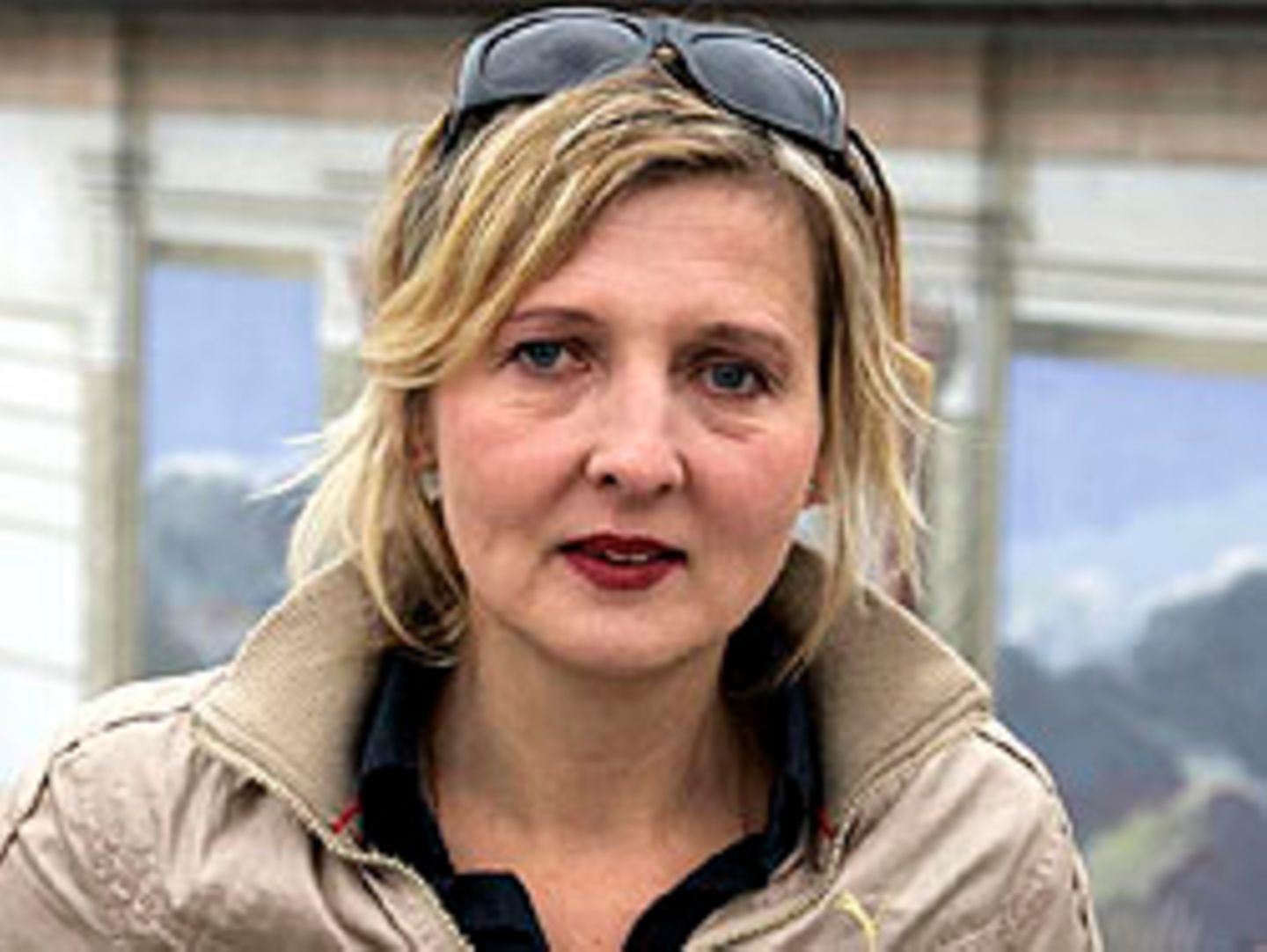 Regisseurin Christina Friedrich vor dem Neuen Theater in Halle