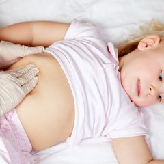 Der Arzt untersucht, warum es im Bauch grummelt und grollt