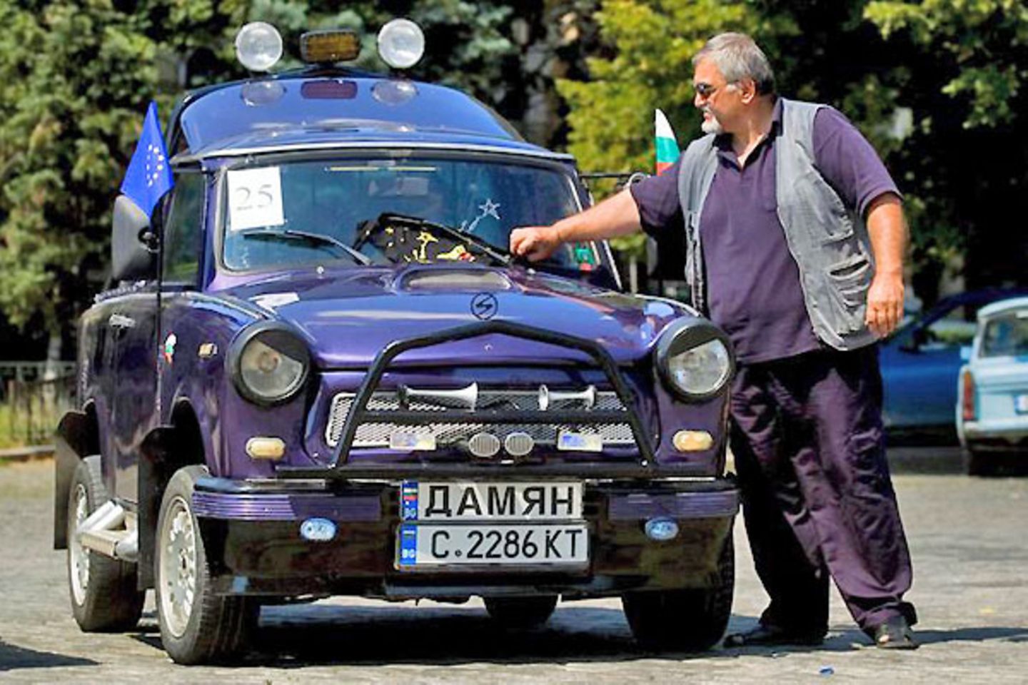 Ein bulgarischer Trabantfahrer überprüft sein Auto während einer Sitzung des Trabant Vereins in Bulgarien/ Sofia, im Juli. Mehr als 40 Trabis waren dort, um anlässlich des Geburtstages des Kultautos zu feiern, das füher auch in andere kommunistische Länder exportiert wurde
