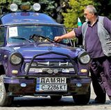 Ein bulgarischer Trabantfahrer überprüft sein Auto während einer Sitzung des Trabant Vereins in Bulgarien/ Sofia, im Juli. Mehr als 40 Trabis waren dort, um anlässlich des Geburtstages des Kultautos zu feiern, das füher auch in andere kommunistische Länder exportiert wurde