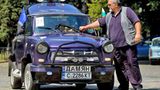 Ein bulgarischer Trabantfahrer überprüft sein Auto während einer Sitzung des Trabant Vereins in Bulgarien/ Sofia, im Juli. Mehr als 40 Trabis waren dort, um anlässlich des Geburtstages des Kultautos zu feiern, das füher auch in andere kommunistische Länder exportiert wurde