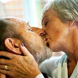 Am meisten sagt uns ein Duftcocktail zu, der dem eigenen nur wenig ähnelt. Ein Trick der Natur, um unter anderem Inzucht zu verhindern. Wenn sich der gewohnte Duft eines Menschen im Laufe der Jahre verändert, wie es beispielsweise bei Frauen nach den Wechseljahren der Fall ist, droht selbst langjährigen Beziehungen Kummer: "Sagen Paare bei der Partnerberatung, dass sie sich nicht mehr riechen können, ist es unwiderruflich aus und vorbei, dann nützt keine Vermittlung mehr", so Ebberfeld