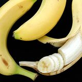 Bananen sind gesund. Sie versorgen uns mit Kalium, Magnesium und Vitamin C. Doch wer denkt, er gönne sich mit dem Bananen-Drink des Herstellers Hofgut etwas Gutes, muss sich beim Blick auf die Zutatenliste eines Besseren belehren lassen. Der Drink enthält keine Früchte, sondern nur Aromen, berichtet die Verbraucherzentrale Hamburg