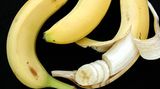 Bananen sind gesund. Sie versorgen uns mit Kalium, Magnesium und Vitamin C. Doch wer denkt, er gönne sich mit dem Bananen-Drink des Herstellers Hofgut etwas Gutes, muss sich beim Blick auf die Zutatenliste eines Besseren belehren lassen. Der Drink enthält keine Früchte, sondern nur Aromen, berichtet die Verbraucherzentrale Hamburg