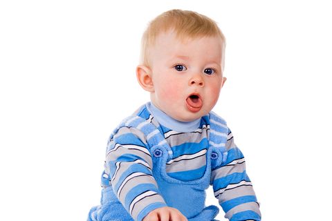 Das Kind hustet im Stakkato, das Baby piepst eher kläglich