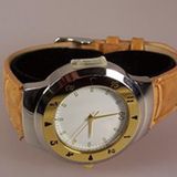 Herr Wolter von dieser Kleingerätefirma, deren Namen sie immer vergisst, hatte ihr doch diese neue USB-Uhr zugesteckt. Mit einem verschwörerischen Lächeln. Und der Andeutung, da sei "heißer Stoff" drauf. Also schnell das Teil ans Laptop angeschlossen.  Preis: 59,95 EUR