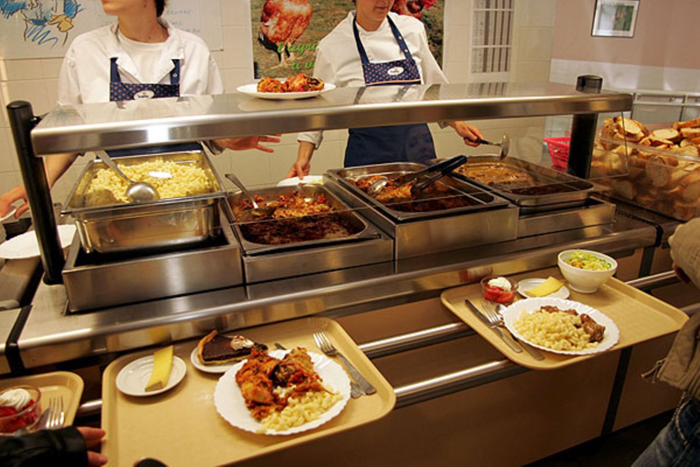 TV-Doku: Ist Deutschland eine kulinarische Wüste? 41 Prozent der Deutschen finden ihr Kantinenessen jedenfalls "mittelmäßig" bis "richtig schlecht". Trotzdem gehen 44 Prozent täglich in ihre Kantine Video: Das essen die Deutschen Ist Deutschland eine kulinarische Wüste? 41 Prozent der Deutschen finden ihr Kantinenessen jedenfalls "mittelmäßig" bis "richtig schlecht". Trotzdem gehen 44 Prozent täglich in ihre Kantine Video: Das essen die Deutschen