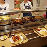 Ist Deutschland eine kulinarische Wüste? 41 Prozent der Deutschen finden ihr Kantinenessen jedenfalls "mittelmäßig" bis "richtig schlecht". Trotzdem gehen 44 Prozent täglich in ihre Kantine  Video: Das essen die Deutschen