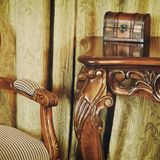 Verbannen Sie unnötige Staubfänger aus Ihrer Wohnung: Dicke Vorhänge und Teppiche, Zierkissen, Tagesdecken, offene Regale und verschnörkelte Möbel sind alle ideale Milbenbiotope