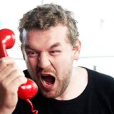 Auf der Website von Elmar Denkmann finden sich auch einige Anrufe zum Anhören. Sie zeigen, dass es besonders viel Spaß machen kann, wenn man sich im Vorfeld eine Rolle ausdenkt. Beispielsweise einen Rentner, der kaum etwas versteht, aber gerne seine Meinung zur aktuellen Rentenpolitik Preis gibt.