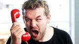 Auf der Website von Elmar Denkmann finden sich auch einige Anrufe zum Anhören. Sie zeigen, dass es besonders viel Spaß machen kann, wenn man sich im Vorfeld eine Rolle ausdenkt. Beispielsweise einen Rentner, der kaum etwas versteht, aber gerne seine Meinung zur aktuellen Rentenpolitik Preis gibt.