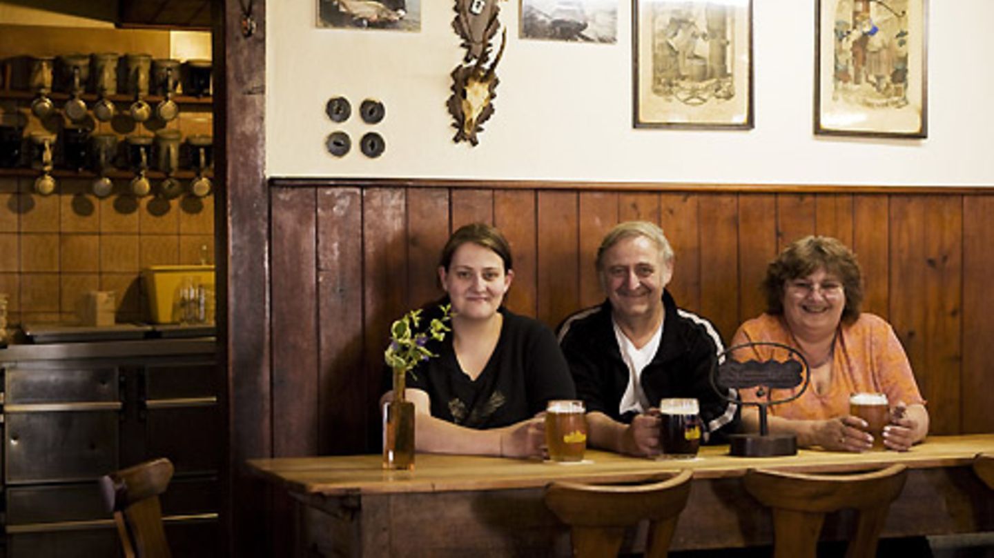 Familienbrauerei Barnikel: Mutter Gudrun und Tochter Kerstin zapfen, Vater Friedrich braut gern Bier