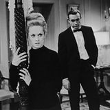 Der Film enthält eine schockierende Szene: Hedren spielt die frigide Diebin Marnie. Ihr Vorgesetzter Mark Rutland (Sean Connery) erwischt sie beim Diebstahl, doch anstatt sie der Polizei zu übergeben, will Rutland die Hintergründe ihrer Krankheit herausfinden und zwingt sie zur Heirat. Als sie sich ihm auch nach der Trauung verweigert, vergewaltigt er sie auf der Hochzeitsreise - ein für die damalige Zeit ungeheurer Vorgang in einem Film