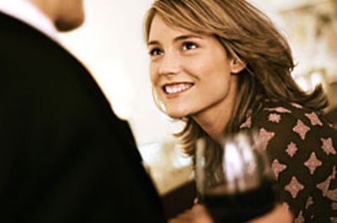 Darf sie sitzen bleiben oder muss sie herumwandern? Das allein kann beeinflussen, wie sympathisch sie einen Mann beim Mini-Date findet