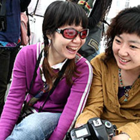 Junge Chinesinnen fotografieren in den Kasseler Gottschalk-Hallen ihre Eindrücke der documenta