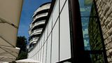 Monochromes Material- und Farbenspiel mit Beige und Anthrazit mit Sonne, Glas, Naturstein und Stahl
