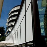 Monochromes Material- und Farbenspiel mit Beige und Anthrazit mit Sonne, Glas, Naturstein und Stahl