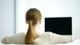 Fernseher: Günstiger    Sie werden immer flacher, ihr Bild immer schärfer, und der Preis geht momentan nach unten: 25 Prozent weniger kosten TV-Geräte heute im Vergleich zum Vorjahresmonat