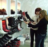 Kaufen Sie neue Schuhe lieber am späten Nachmittag. Denn je später der Abend, desto geschwollener die Füße. Morgens sind Ihre Füße noch schlank, und Sie laufen Gefahr, zu enge Exemplare zu kaufen. Darüber werden Sie sich später ärgern, weil sie drücken und Sie sich darin wund scheuern