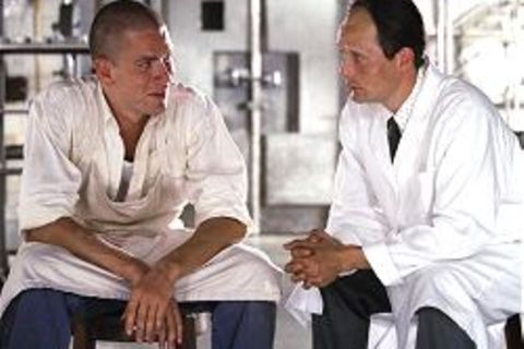 Bjarne (Nikolaj Lie Kaas) und Svend (Mads Mikkelsen) haben ihre eigene Fleischerei eröffnet